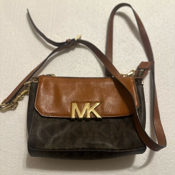 Michael Kors Elegant Brown and Black Crossbody Bag with Gold Emblem - Picture 2 of 11